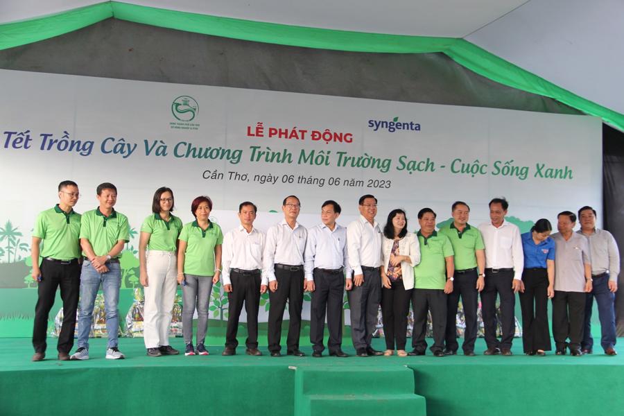 Đại diện Tp Cần Thơ và tỉnh Kiên Giang, cùng công ty Syngenta tham gia lễ phát động.